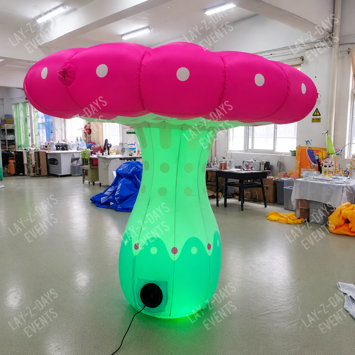 Lay-z-days Event's™ 2-meter LED inflatable giant mushroom for event decorations, illuminated and colorful inflatable decor.