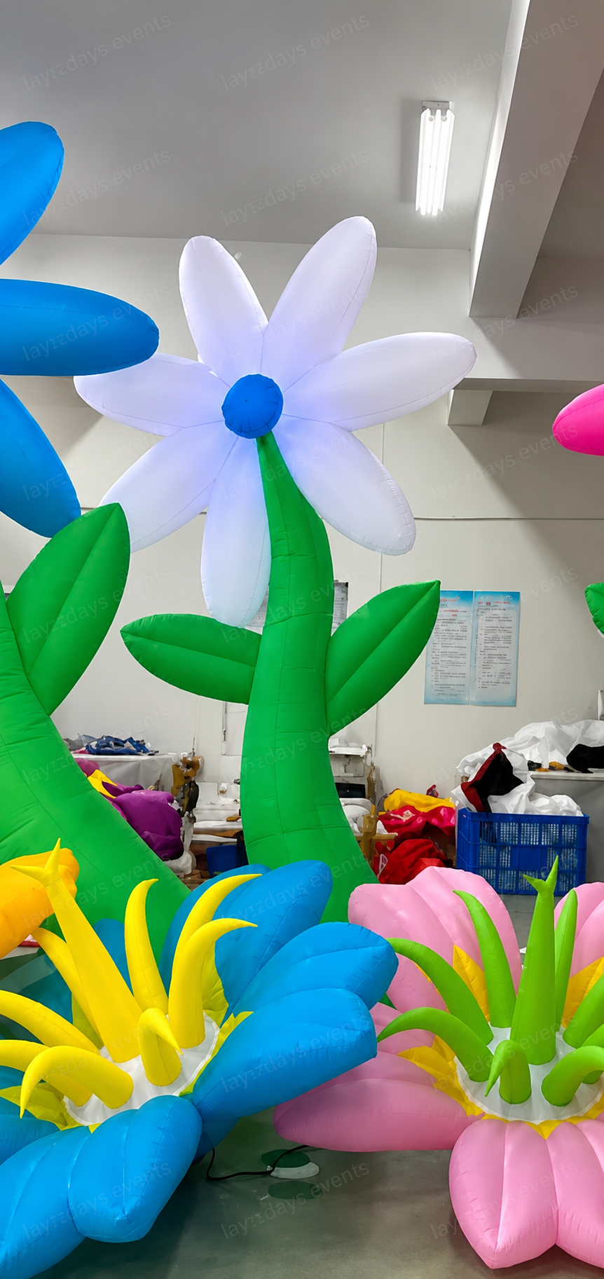 LED giant inflatable flower decoration by Lay-z-days Event's™, illuminated, vibrant flower for event decor, with bright LED lights.