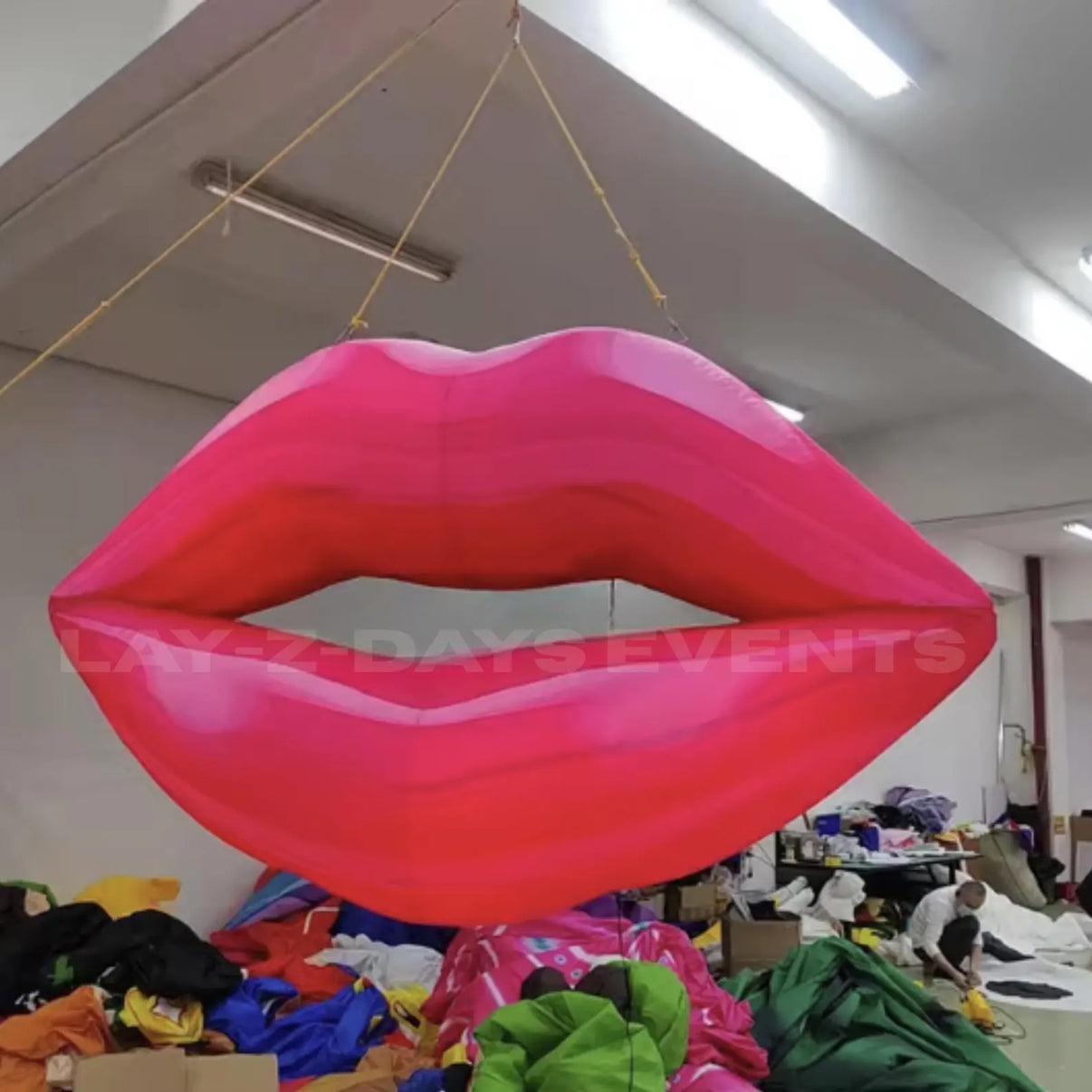 Lay-z-days Event's™ 2-meter LED inflatable lips decoration, vibrant party decor for events and celebrations.