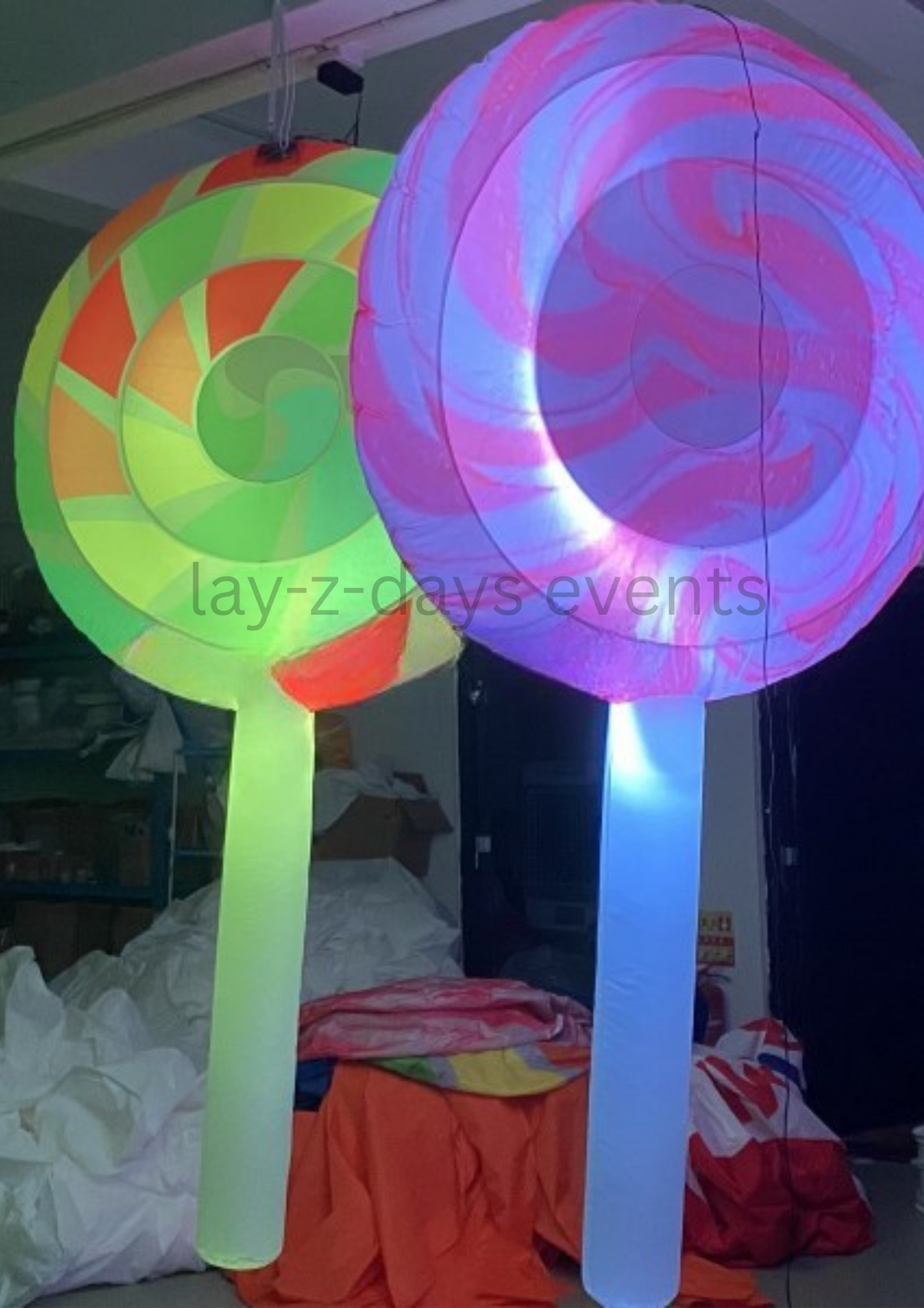 Inflatable giant lollipop from Lay-z-days Event's™ as colorful event decor with bright red and white stripes.